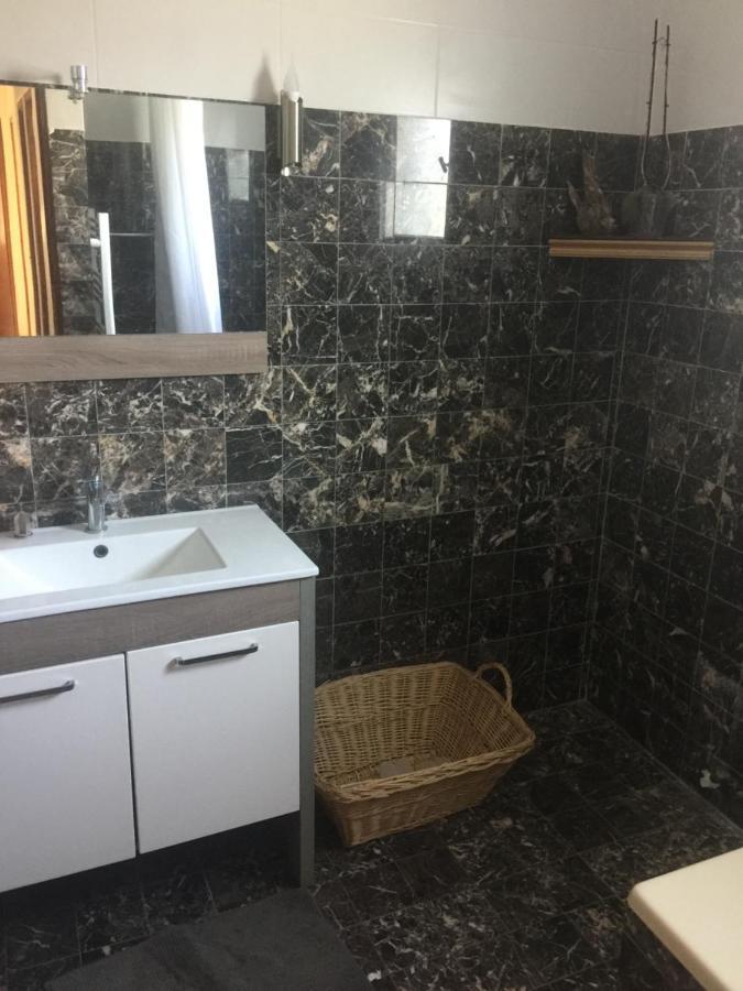 Chambre Pratique Avec Wc Et Vasque Attenant Du Rucher Naturaile Монтаньяк Экстерьер фото